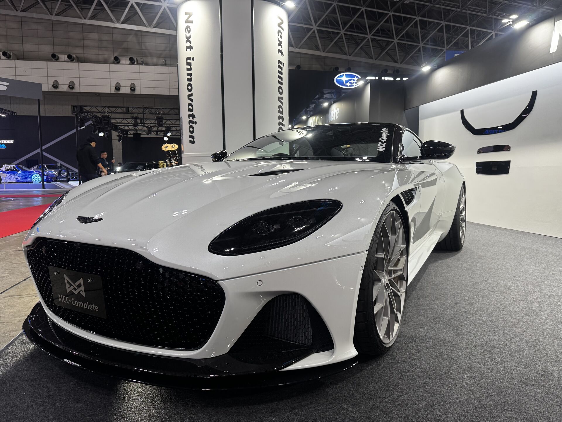 アストンマーティンDBSを鏡面仕上げ｜秋田のカーコーティング専門店BLANCが東京オートサロン2025で施工