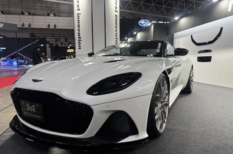   アストンマーティンDBSスーパーレッジェーラ 左フロント全体 東京オートサロン2025出展車両 研磨仕上げによる艶感    