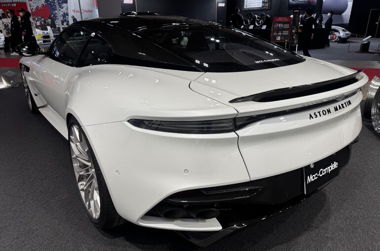   アストンマーティンDBSスーパーレッジェーラ 左リアから見る全体フォルム カーボンエクステリアと塗装の質感    