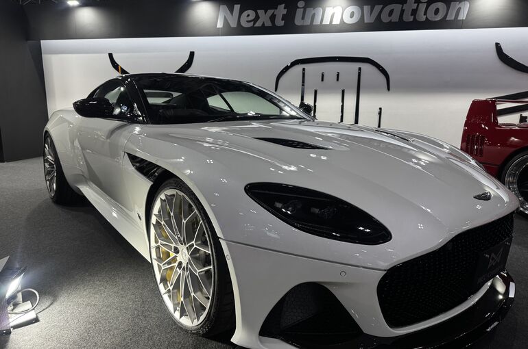   アストンマーティンDBSスーパーレッジェーラ 右フロント全体 ボディラインと艶が映える展示車両    