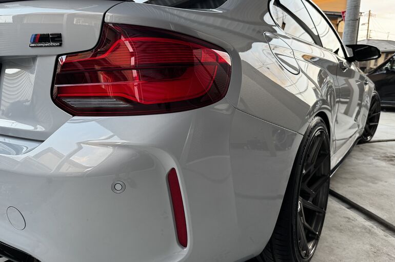   BMW M2コンペティション 右リアビュー｜LM DIAMOND PRO施工後の艶とプレスラインが際立つ仕上がり    