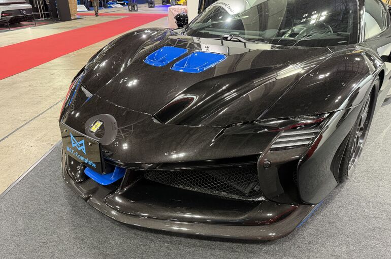   東京オートサロン2026に展示されたフェラーリ SF90 XX 左フロント上部から見た全体外観    