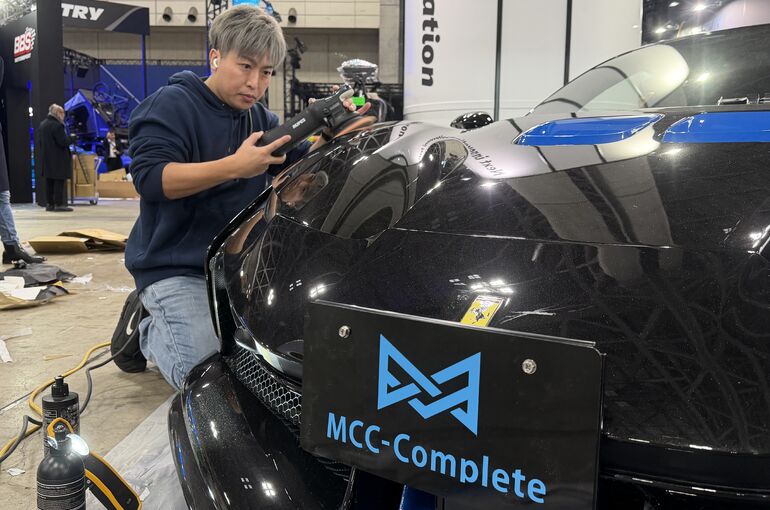   秋田のカーコーティング専門店BLANC代表が東京オートサロン2026出展のフェラーリ SF90 XXを研磨している様子    
