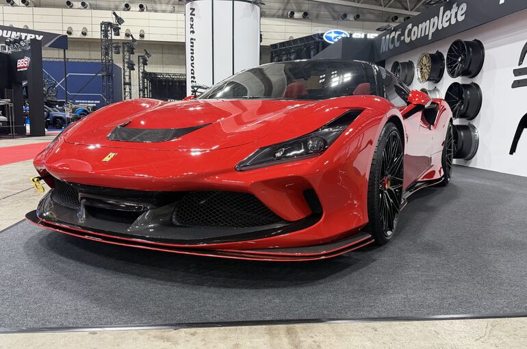   東京オートサロン2026展示車 フェラーリF8トリブート 左フロント全景 鮮やかな赤ボディと滑らかなフォルム 秋田BLANC    