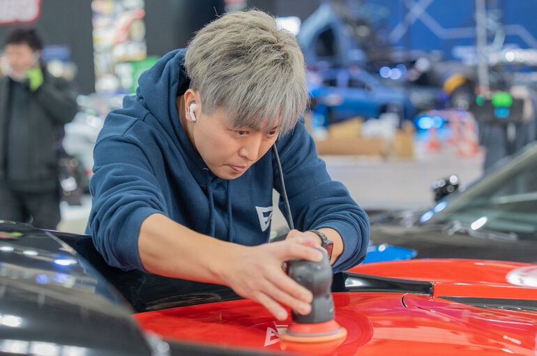   東京オートサロン2026出展 フェラーリF8トリブートを研磨中のBLANC代表 久米真人    