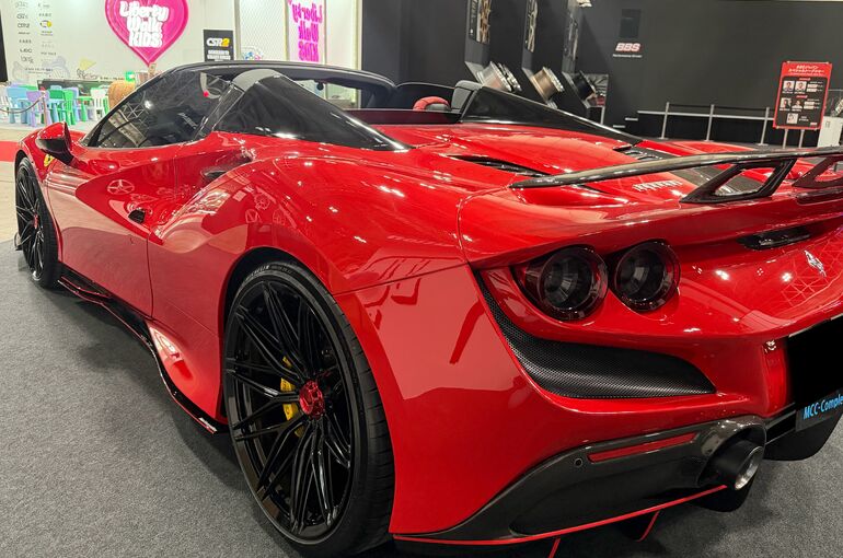   フェラーリF8トリブート 左リアビュー 赤色ボディの光沢と曲線美 東京オートサロン2026出展 秋田BLANC作業    