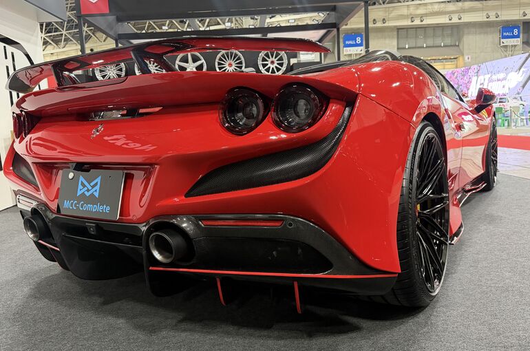   東京オートサロン2026 フェラーリF8トリブート 右リアビュー 鮮烈な赤とダイナミックなリアフォルム 秋田BLANC施工    