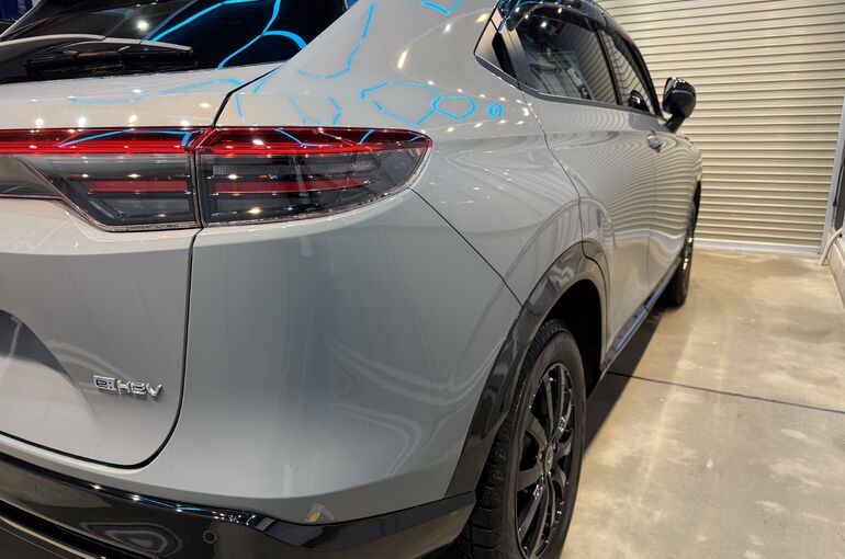   新型ホンダ ヴェゼル 右リアビュー｜LM GRAPHENE PRO施工後の深い艶と光の反射    