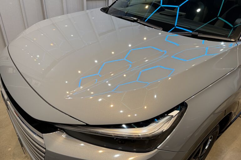   新車ホンダ ヴェゼル ボンネット｜高演色スポット照明下で確認できるLM GRAPHENE PRO施工後の艶とプレスライン    