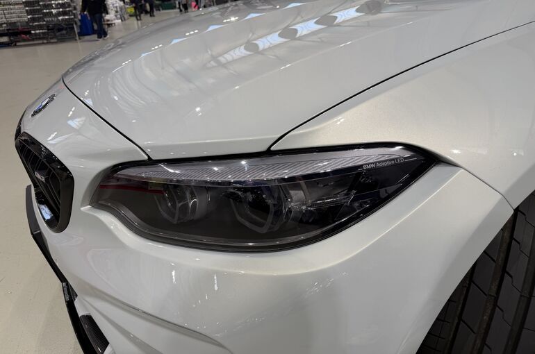   BMW M2コンペティションの左フロント。STEKヘッドライトプロテクションフィルム施工後の艶とボンネットの映り込み    