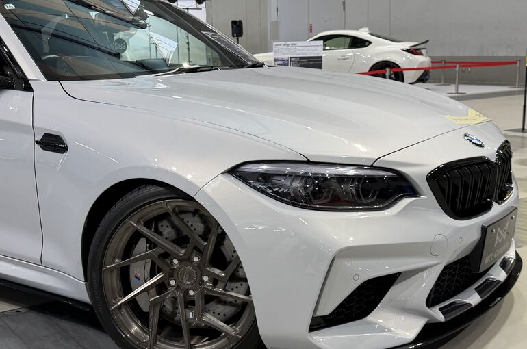  BMW M2コンペティションの右フロント。BC ForgedホイールとSTEKヘッドライトプロテクションフィルム施工後の仕上がり    