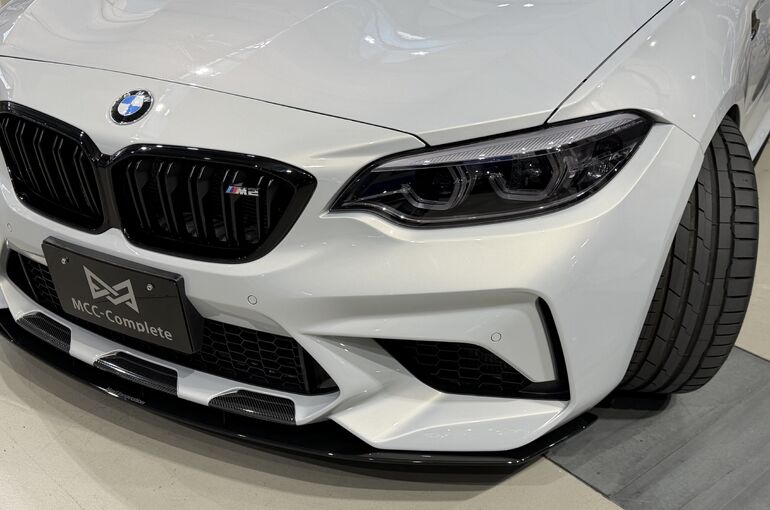   研磨とコーティング施工後のBMW M2コンペティション左フロント。ヘッドライト周辺とボンネットの艶、映り込みが際立つ仕上がり    