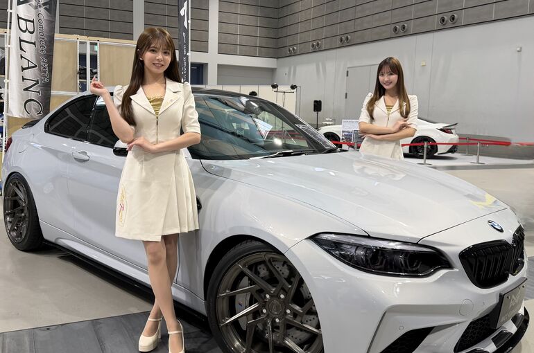   東北オートリミックス2026で展示したBMW M2コンペティションとモデルが並ぶ様子。右フロントから見た展示車両の仕上がり    