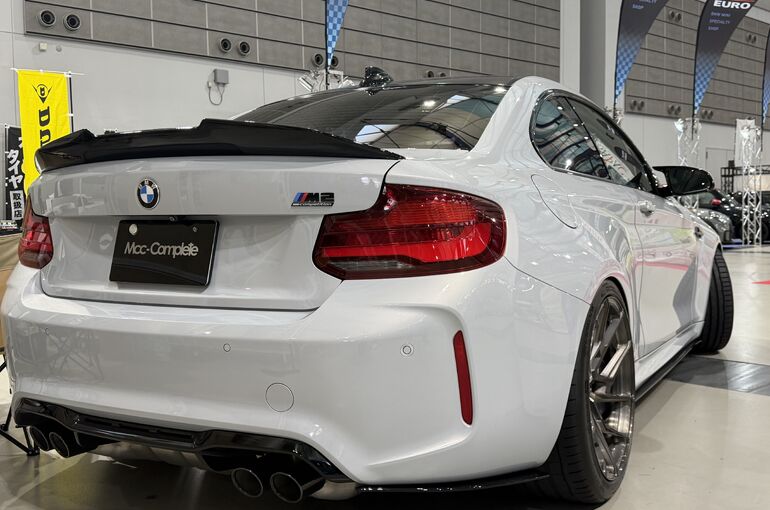   東北オートリミックス2026で展示したBMW M2コンペティションの右リアビュー。プレスラインとボディ全体の艶が際立つ仕上がり    