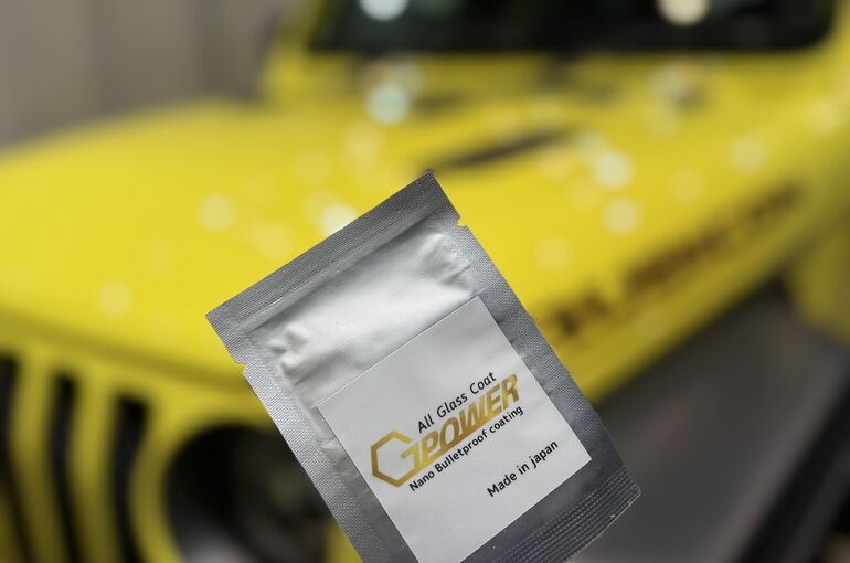   -POWERコーティング剤をフロントガラスを背景に配置し施工準備の様子を写した接写画像    