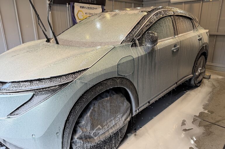  秋田市のカーコーティング専門店BLANCで施工前に純水洗車を行う新車の日産アリア「翡翠乃光」    