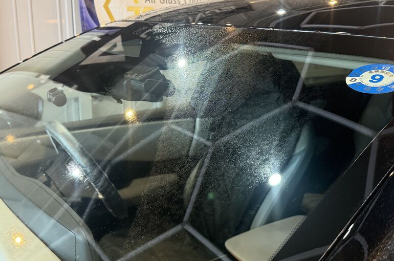   秋田市BLANCに入庫した新車の日産アリアのフロントガラスに付着した油膜    