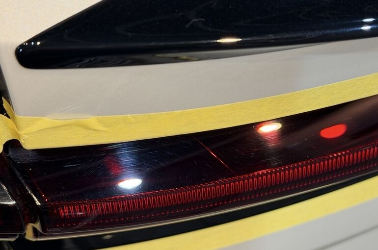   新車ポルシェ カイエン E-Hybridのテールレンズに確認された傷 研磨前    