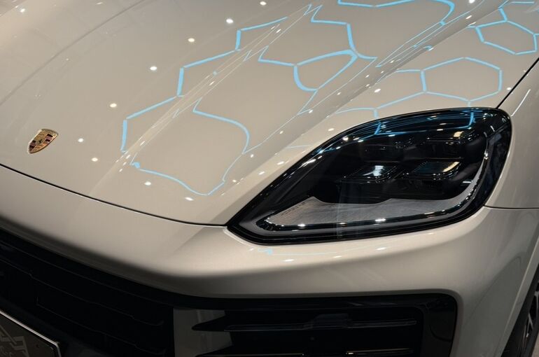   LM GRAPHENE PRO施工後のポルシェ カイエン E-Hybrid ボンネットの艶    
