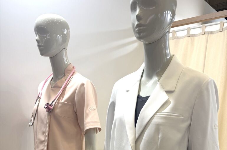   ReFaが展示したリカバリーウェアを取り入れた医療用スクラブと白衣    