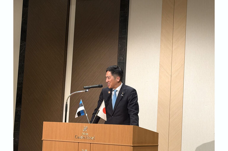   鈴木健太秋田県知事が歓迎会で英語のスピーチをされている写真    