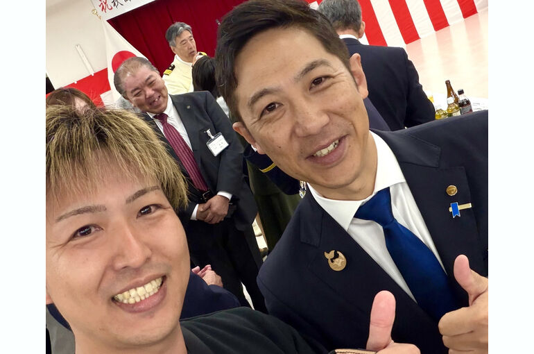   2026年10月4日の自衛隊観閲式関連行事で、鈴木健太秋田県知事と予備自衛官として活動するカーコーティング専門店BLANC代表が記念撮影    