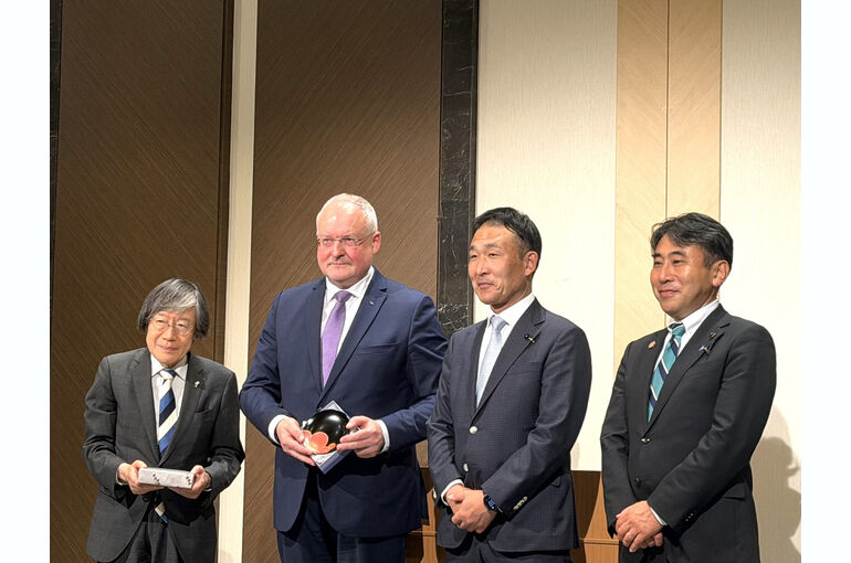   秋田キャッスルホテルのエストニア駐日大使歓迎会で、ウンガ大使と北岡先生へ秋田の伝統工芸品の記念品が贈呈される様子    