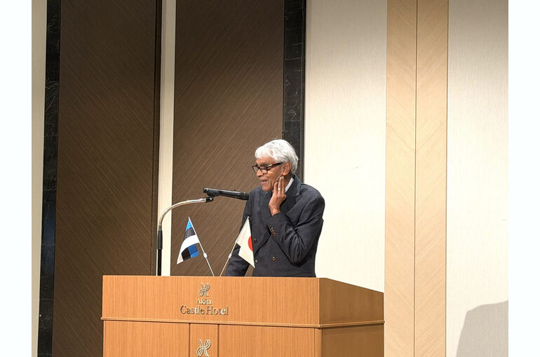  秋田キャッスルホテルで開催されたエストニア駐日大使歓迎会で、国際教養大学（AIU）のモンテ・カセム学長が挨拶する様子    