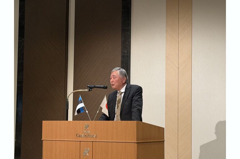   秋田キャッスルホテルで開催されたエストニア駐日大使歓迎会で、秋田県立大学の福田学長が挨拶する様子    