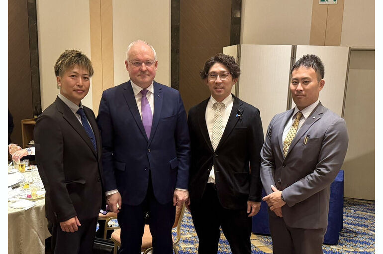   秋田キャッスルホテルで開催されたエストニア駐日大使歓迎会にて、宇佐美康人秋田県議会議員の紹介でアンドレス・ウンガ駐日大使と交流し、記念撮影したカーコーティング専門店BLANC代表    