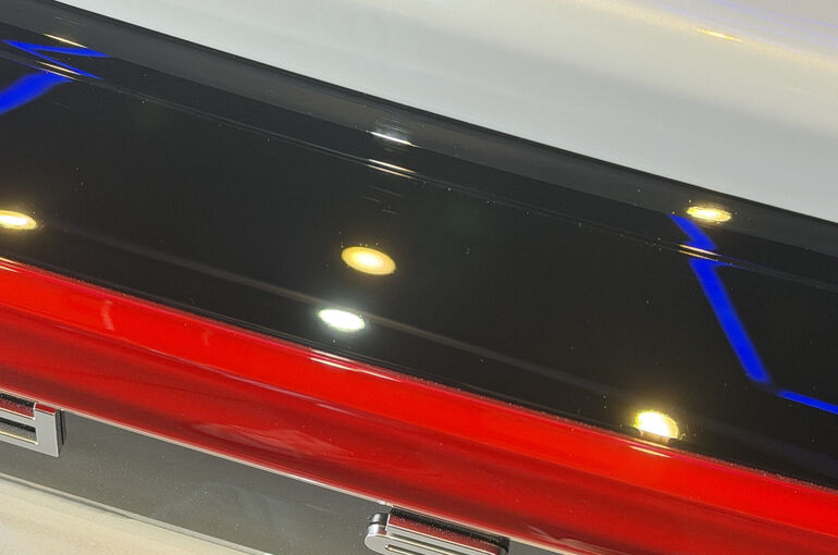   新型ホンダ プレリュードのテールランプを研磨し細かな傷を改善した施工後の状態    