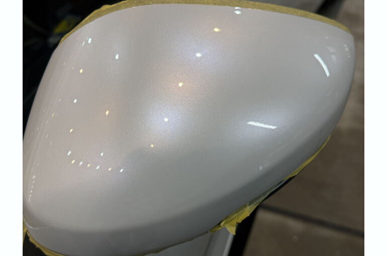   新型ホンダ プレリュードのサイドミラー研磨後の光沢と美しい映り込み    